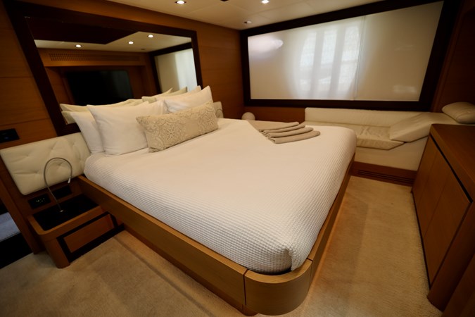 72 PERSHING 2009 MASTER CABIN