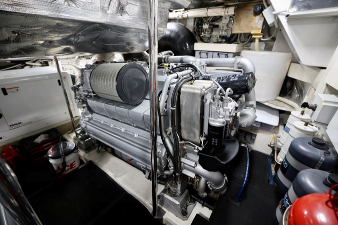 72 PERSHING 2009 PORT ENGINE