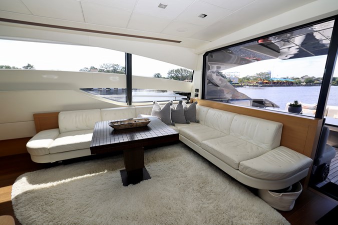 72 PERSHING 2009 SALON SOFA