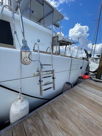 Lagoon-450 F- Docking ladder on hull