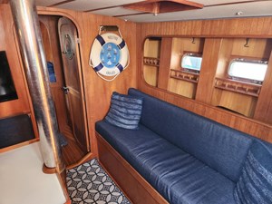 THE HAMMER II 23 Main Cabin