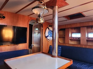 THE HAMMER II 24 Main Cabin