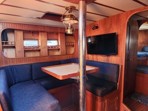 THE HAMMER II 25 Main Cabin