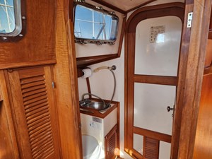 THE HAMMER II 29 Aft Head 2