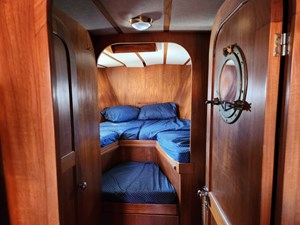 THE HAMMER II 30 Forward cabin 1