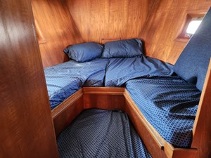 THE HAMMER II 31 Forward cabin 2