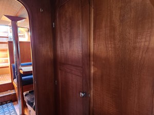 THE HAMMER II 33 Forward cabin 4