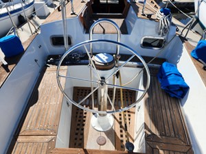 THE HAMMER II 37 Cockpit helm