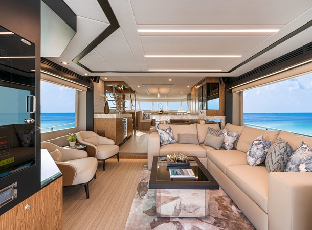 Horizon V68-612 salon with leather sofa and decor pillows.