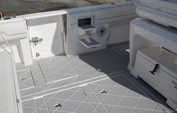 Intrepid 40' 2021 Aft Deck