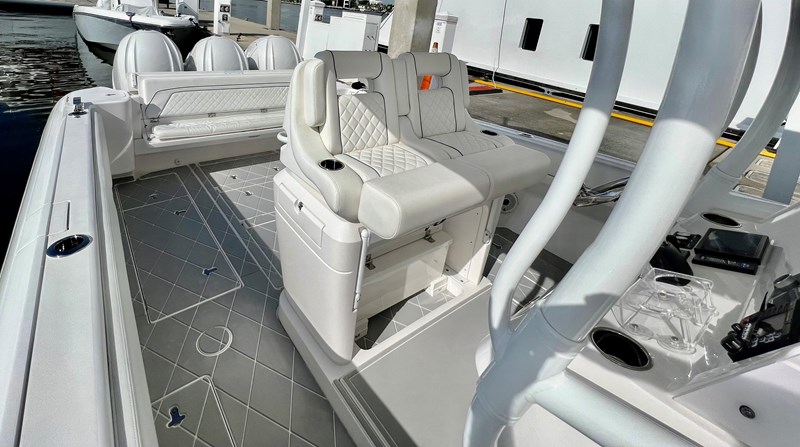 Intrepid 40' 2021  Helm Seating