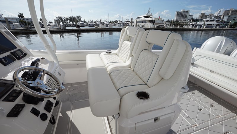 Intrepid 40' 2021  Helm Seating