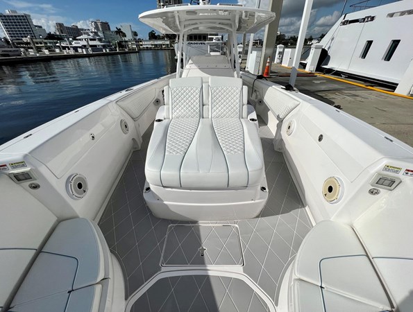 Intrepid 40' 2021  Bow Lounge