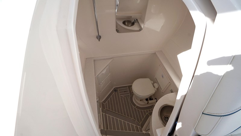 Intrepid 40' 2021  Head