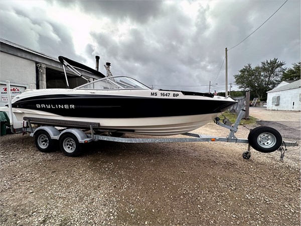 2011 BAYLINER 235BR