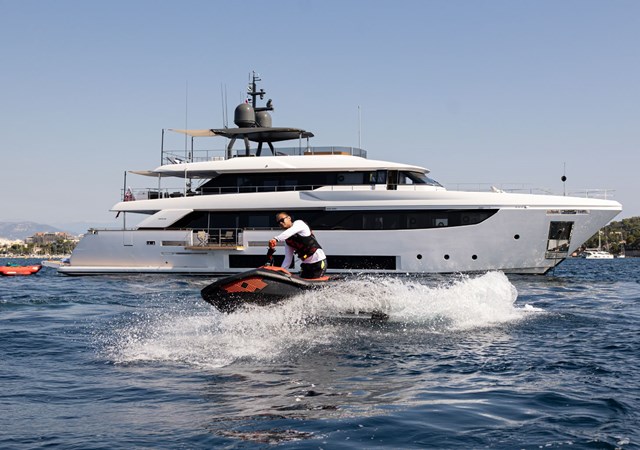 THE YACHT -CL NAVETTA 33 (1)