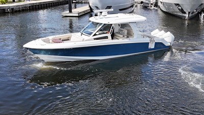 35 ft 2020 Boston Whaler 350 Realm, Yacht Kings 13 