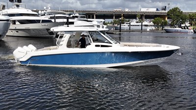 35 ft 2020 Boston Whaler 350 Realm, Yacht Kings 1 