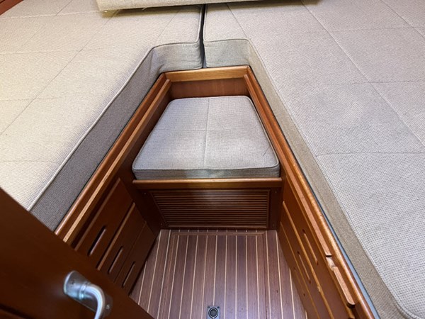 V berth seating