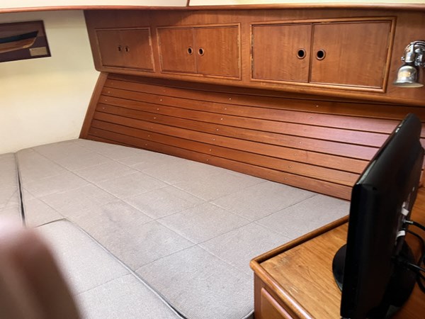 V berth