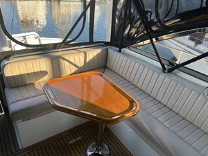 LIO KAI 47 Helm area seating