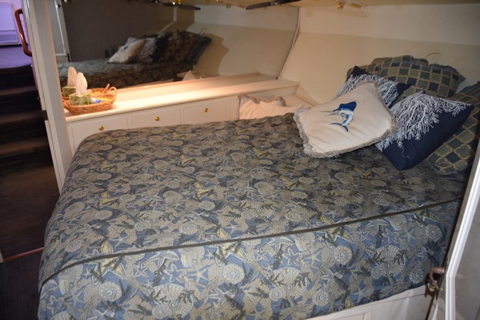 Athwartships berth in Master stateroom forward  