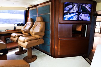 SEA HACK 45 046 - Pilothouse with TV monitor (onboard camera images) and pass thru to galley