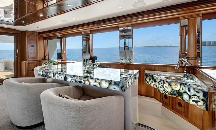 010 Main Deck Salon Bar 01