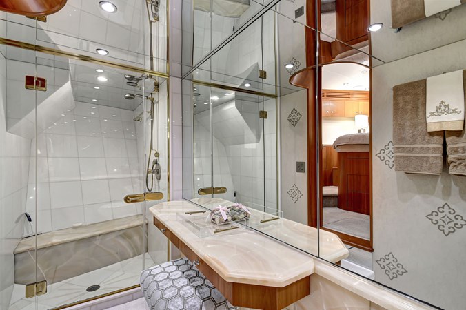 030 Lower Deck Forward VIP Head 01