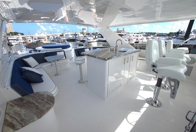 042 Flybridge Bar and Seating Area 01