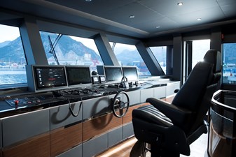 LAZZARA 100 UHV 26 Bridge Looking Forward To Port