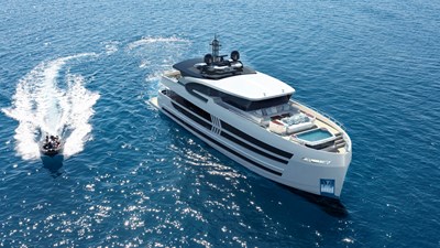 LAZZARA 100 UHV 39 LAZZARA UHV And Tender Underway