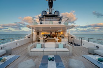 UTOPIA IV 41 Bridgedeck from Aft