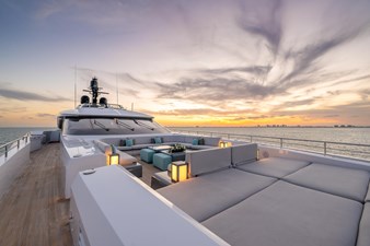 UTOPIA IV 42 Bridgedeck from Aft