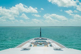 UTOPIA IV 43 Bridgedeck Forward Seating