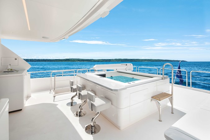 Horizon FD80 Hull 17 boat deck with hot tub and bar stools.