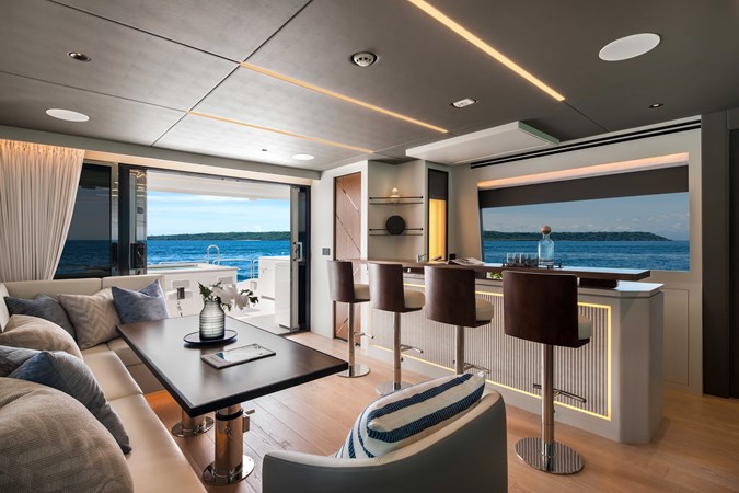 Horizon FD80 Hull 17 skylounge bar.