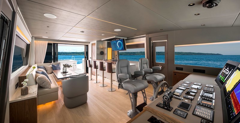 Horizon FD80 Hull 17 helm with STIDD chairs. 