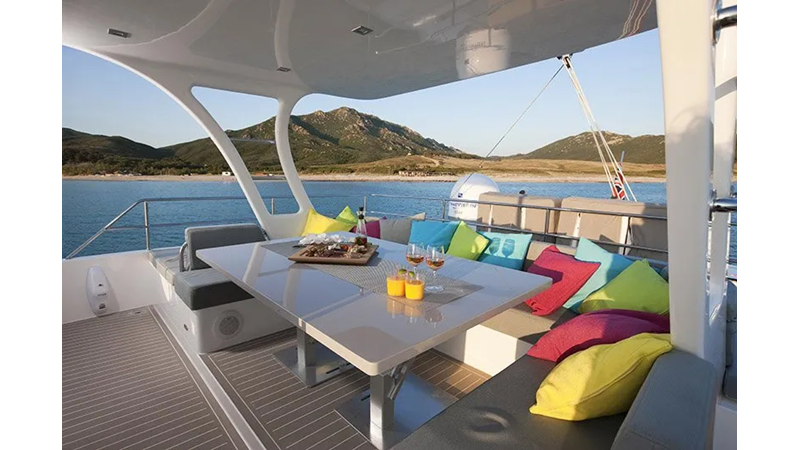 MAVERICK - Sunreef 70 - flybridge table