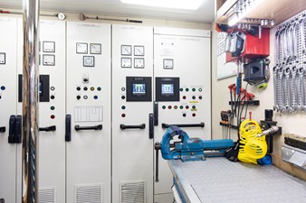 VIBRANCE 43 VIBRANCE 2004 AMELS  Motor Yacht Yacht MLS #442165 43