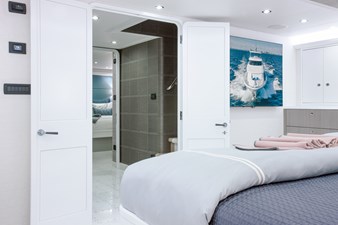 HANNAH 29 Master Stateroom