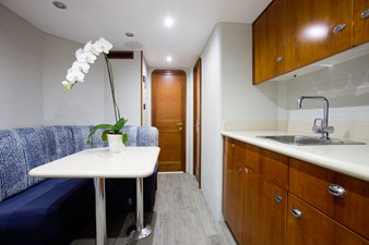 HANNAH 44 Crew Lounge