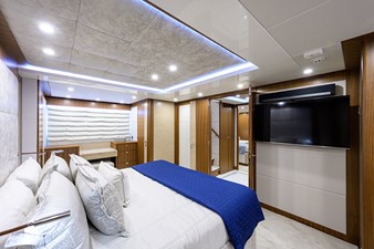 RISK TAKER 24 Master Stateroom