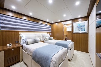 RISK TAKER 29 Guest Stateroom - Port