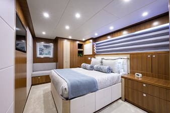 RISK TAKER 32 Guest Stateroom - Starboard