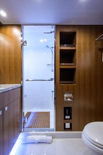 RISK TAKER 34 Guest Head - Starboard
