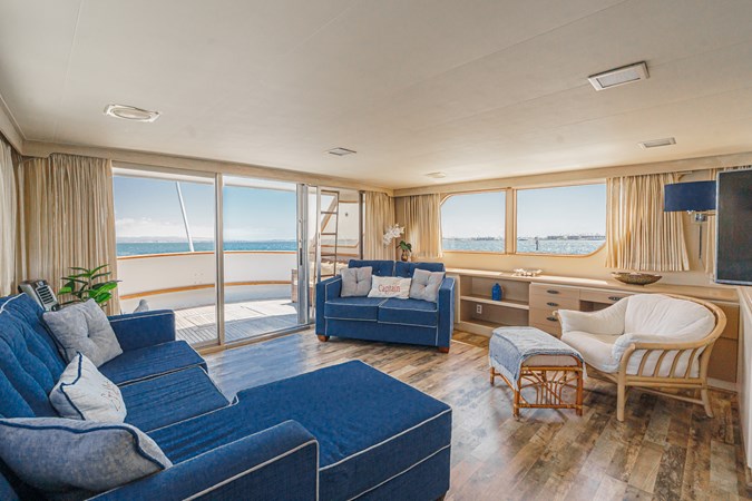 Salon looking to Port Aft