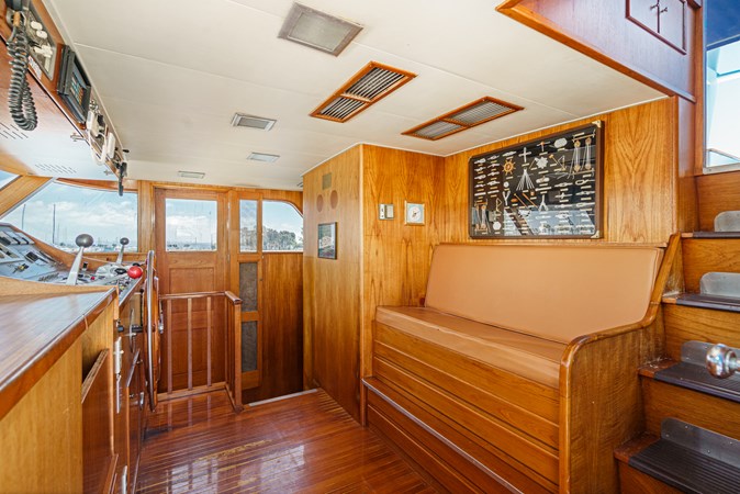 pilothouse seat bench with drawers underneath