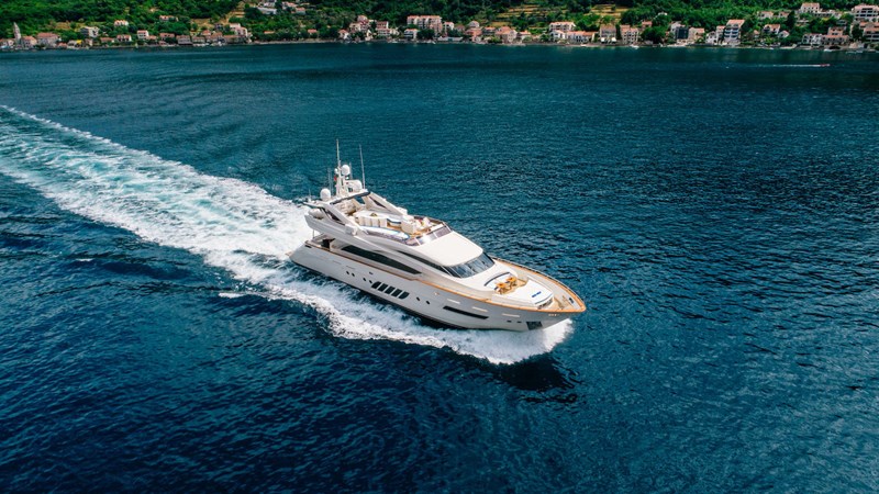 3Yacht_ladymura_Superyacht_IYC_running3