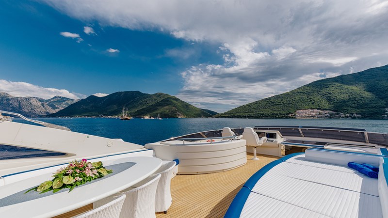 9Yacht_ladymura_Superyacht_IYC_flybridge1